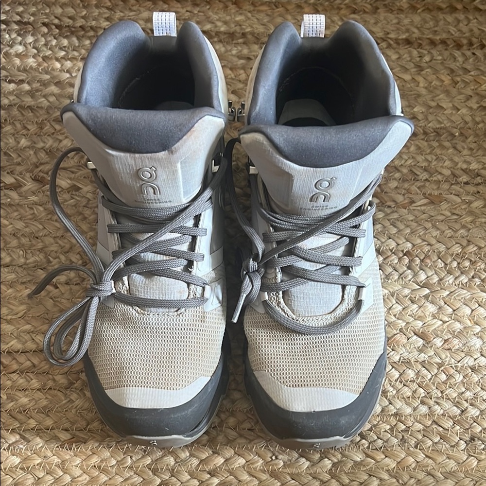 On Running Men's Gray and Black Boots